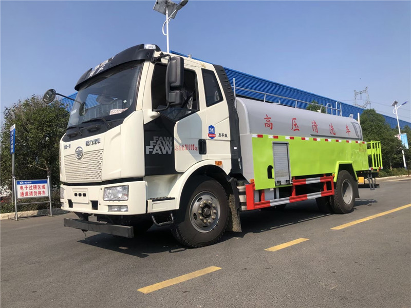 超大水罐高壓清洗車一機(jī)多用彰顯實(shí)力