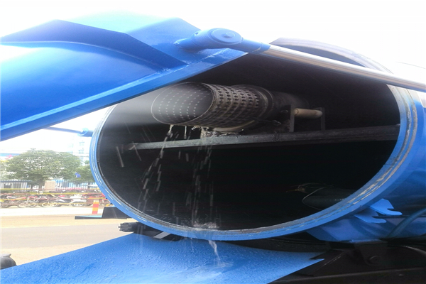 吸污車發動機長期積滿污垢，可不可以用水沖洗？  　