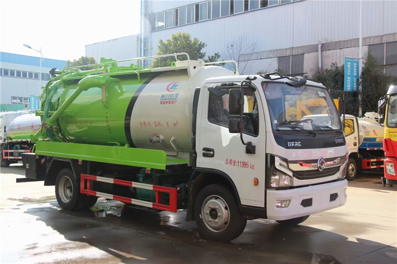 茂名東風(fēng)凱普特吸污車現(xiàn)車上市：是搜集、中轉(zhuǎn)運(yùn)輸污泥、污水，防止二次污染的新型環(huán)衛(wèi)車輛