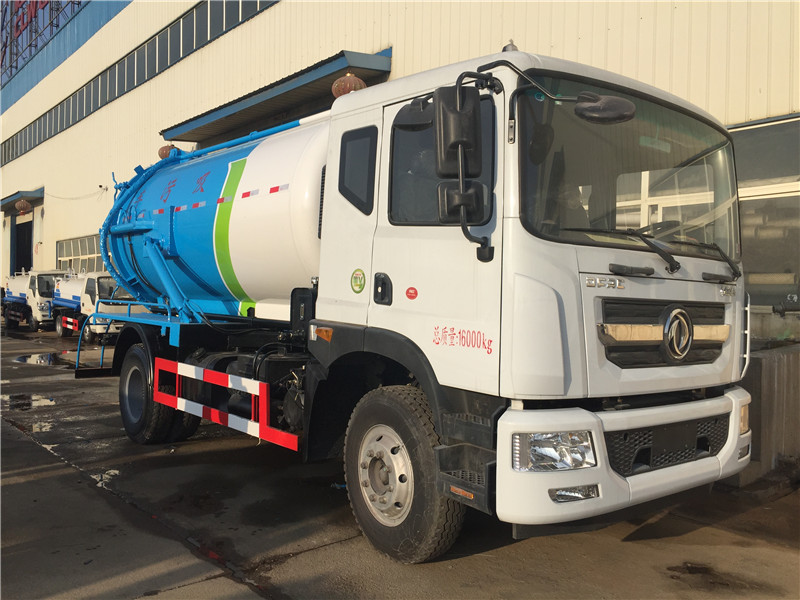 東風多利卡高壓清洗車外觀亮麗，設(shè)計合理，底盤配置齊全