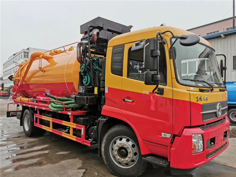 東風天錦吸污車吸污泵采用山東2BE-204水循環真空泵，精密度高，吸力大