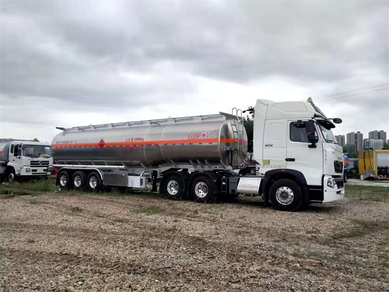 國六重汽T7豪沃半掛鋁合金三倉油車