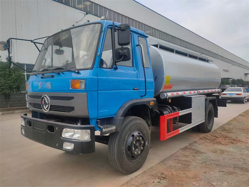 國三出口型東風(fēng)12方加油車