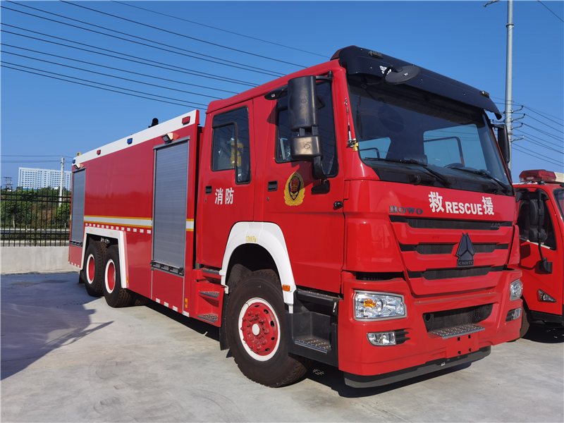 重汽豪沃12噸泡沫消防車(chē)