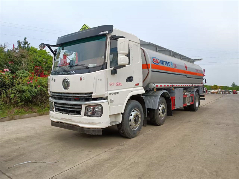 陜汽翼6危險品小三軸運(yùn)油車