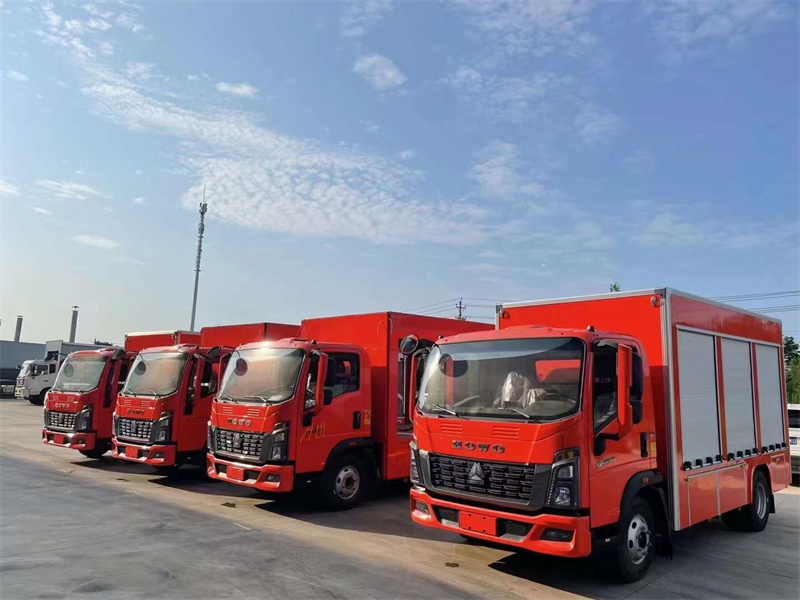 重汽豪沃藍(lán)牌消防應(yīng)急裝備車(chē)
