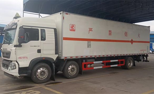 9.5米重汽豪沃煙花爆竹運(yùn)輸車湖南包上戶